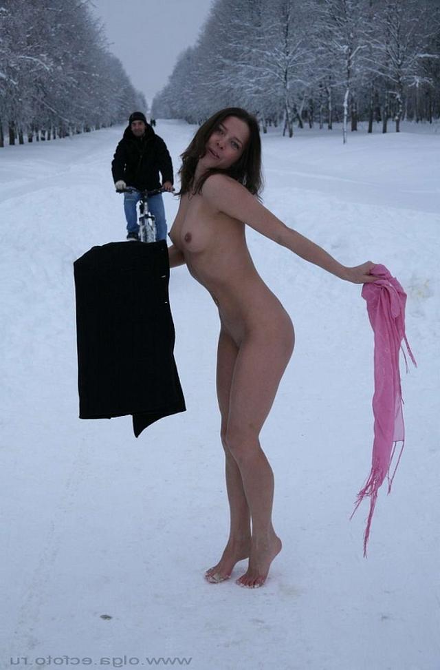 Снег и мороз не помеха для голой киски брюнетки 14  картинка xxx смотреть