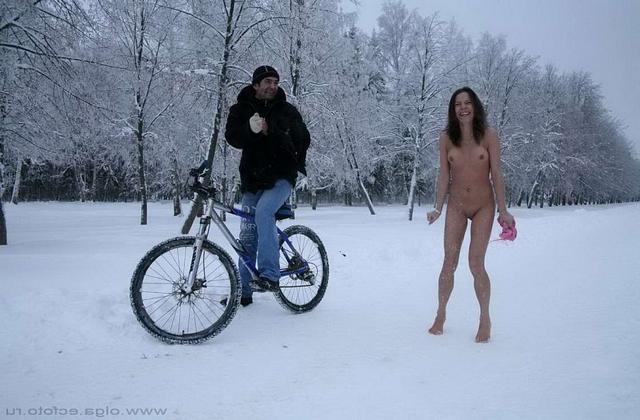 Снег и мороз не помеха для голой киски брюнетки 16  картинка xxx смотреть