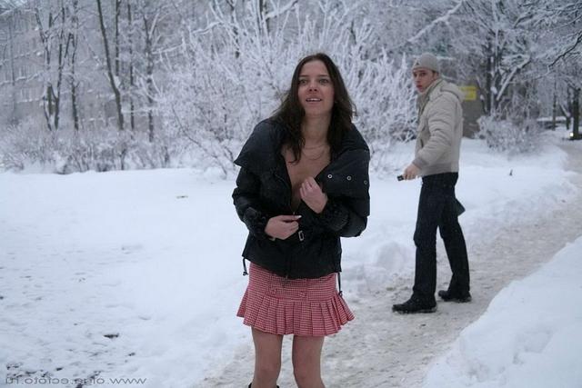 Снег и мороз не помеха для голой киски брюнетки 19  картинка xxx смотреть