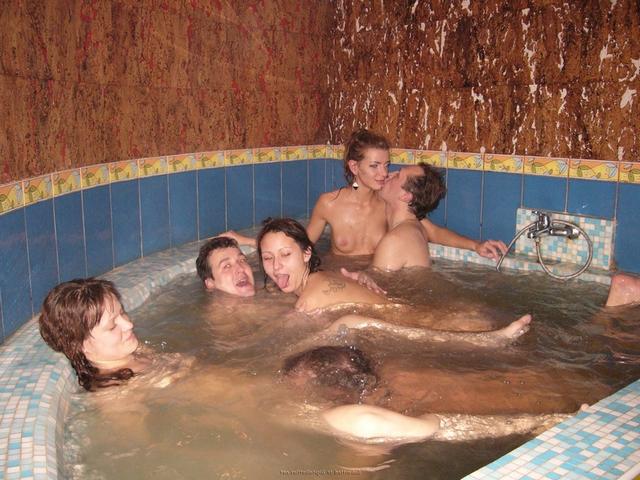 Брюнетки из сауны трахнулись с клиентами в групповухе 22  картинка xxx смотреть
