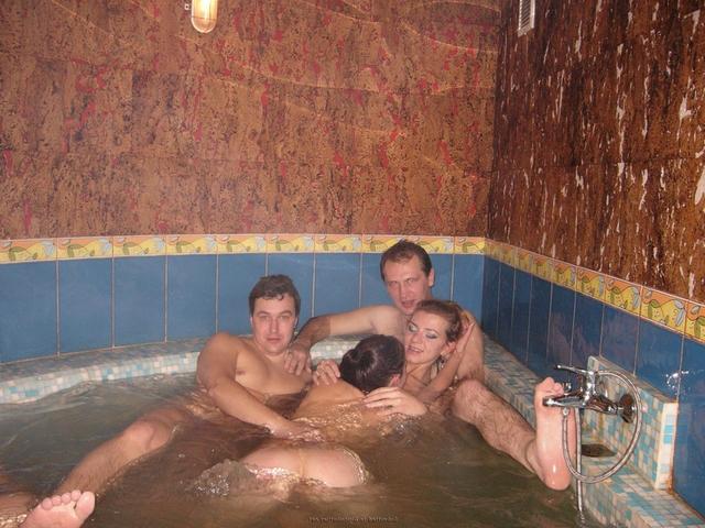 Брюнетки из сауны трахнулись с клиентами в групповухе 32  картинка xxx смотреть
