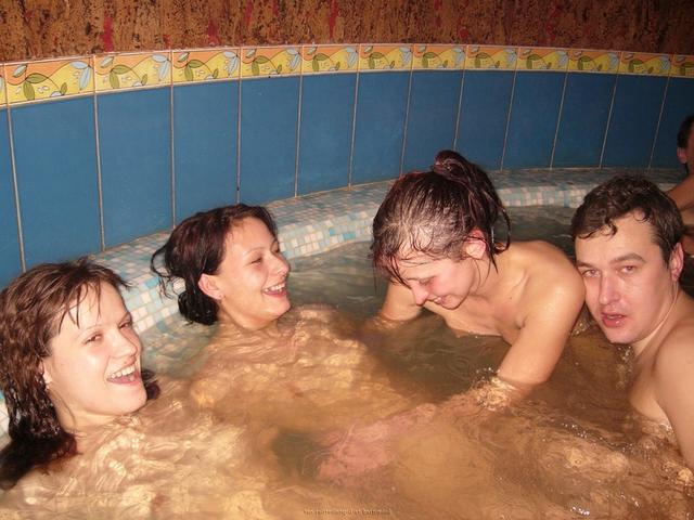 Брюнетки из сауны трахнулись с клиентами в групповухе 28  картинка xxx смотреть