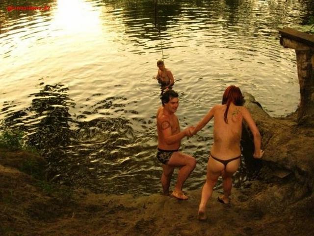 Голые свингерши веселятся на пляже с крутыми парнями 2  картинка xxx смотреть