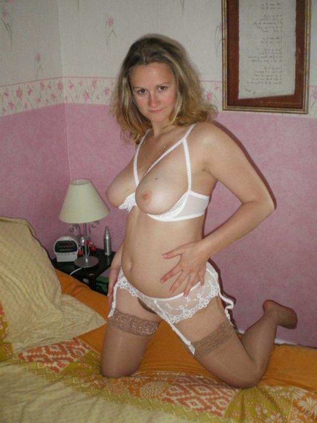 Нескромная домохозяйка показывает дойки и пилотку 2  картинка xxx смотреть