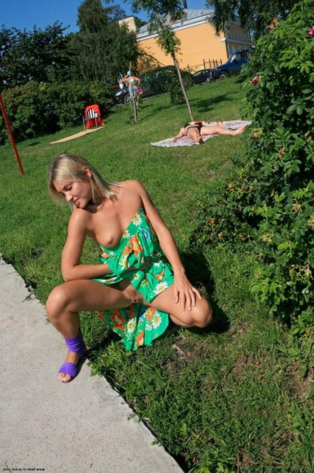 Озабоченная блондинка не любит носить трусики и показывает вагину на улице 22  картинка xxx смотреть