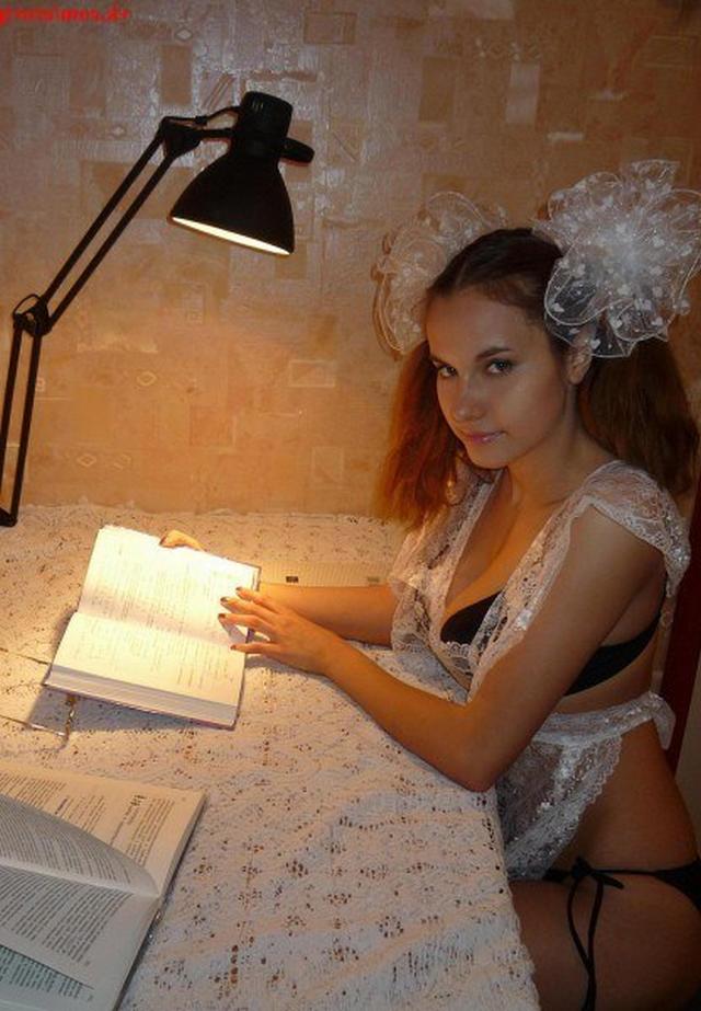 После выпускного молодая девка заигралась с самотыком 10  картинка xxx смотреть
