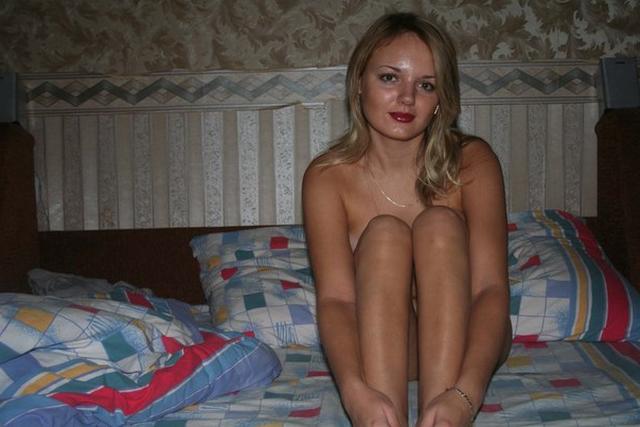 Домашние молодые сучки позируют в чулках и делают минет 2  картинка xxx смотреть