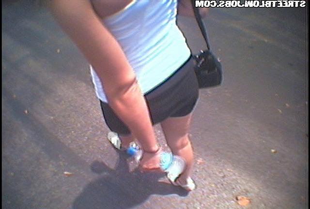 Дала потрогать писю и отсосала за деньги во дворе 5  картинка xxx смотреть