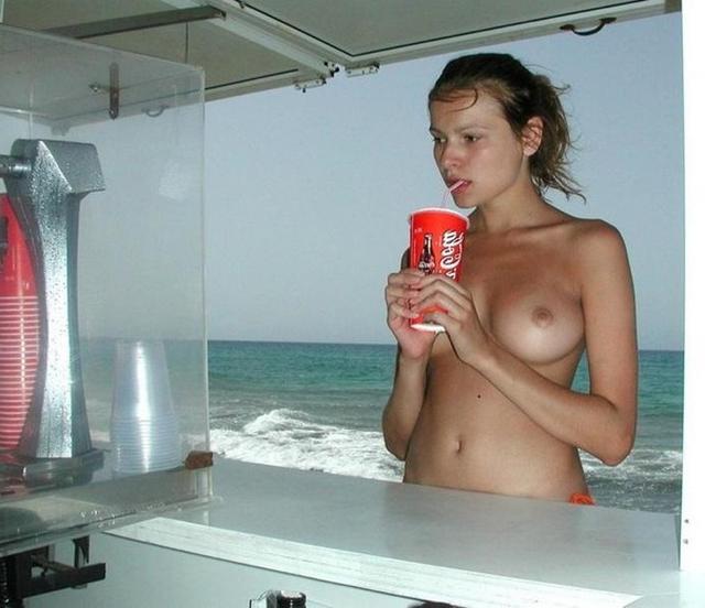 Красотки на пляже могут ходить в трусиках и без 2  картинка xxx смотреть