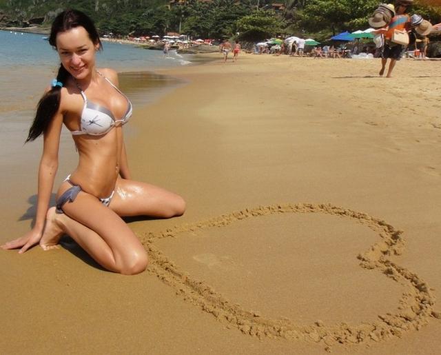 Красотки на пляже могут ходить в трусиках и без 11  картинка xxx смотреть