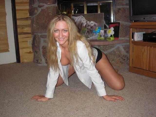 Красивые и откровенные тёлочки позируют дома в лучших позах 8  картинка xxx смотреть